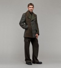 Modelo que luce abrigo marinero en tweed con collage de cuadros, camisa en lana y pantalones cargo