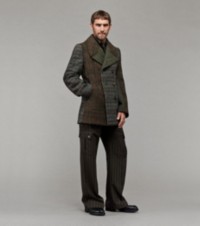 Model in Peacoat aus Tweed im Patchwork-Design mit Karomuster, Wollhemd und Cargohose