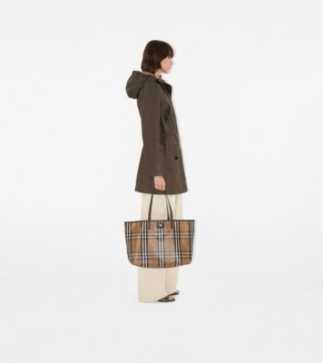 【送料&関税込】Burberry Logo Embroidered Medium Trench Tote 24011181_54091309_322.jpg