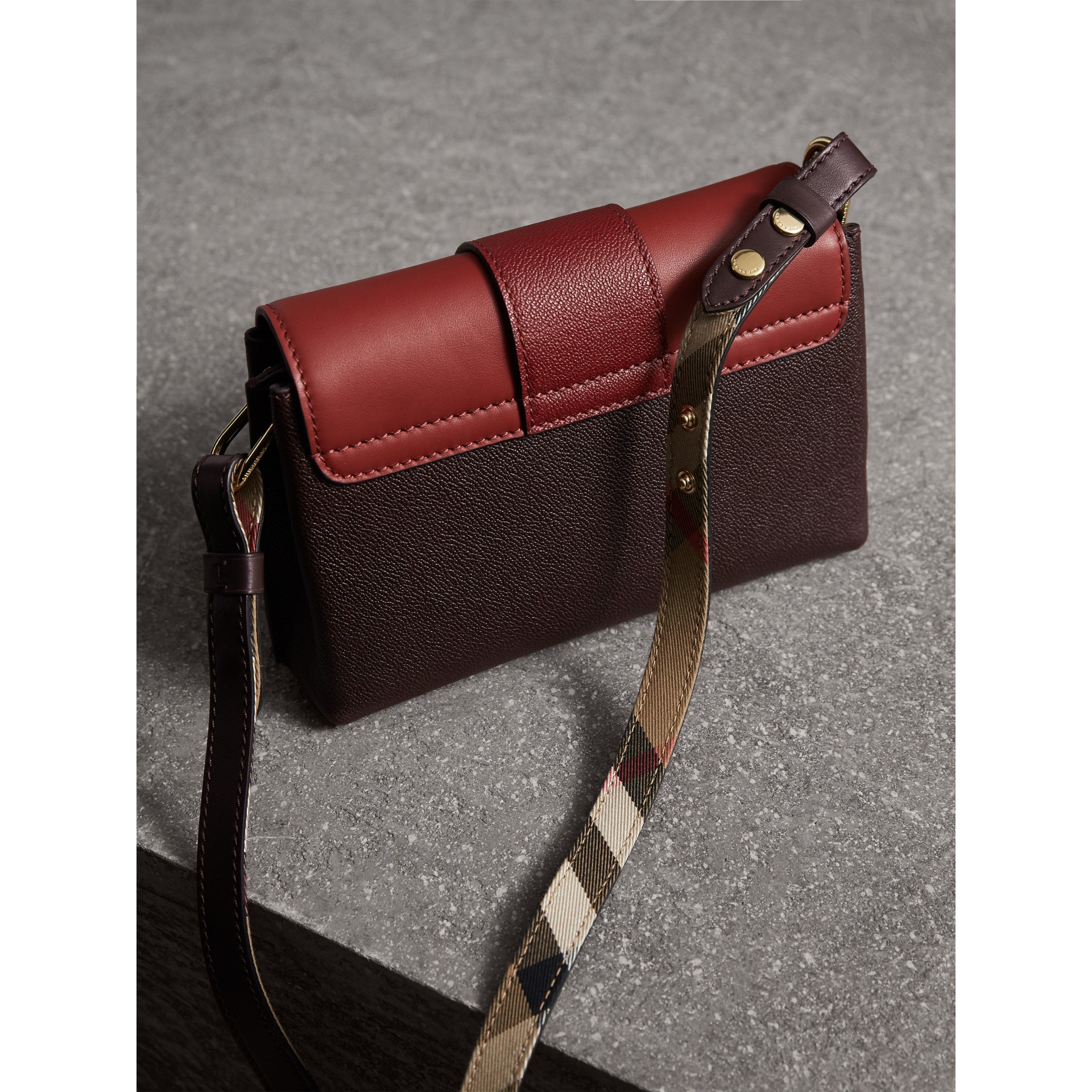 The Buckle Crossbody Bag in Colourblock Leather in Burgundy Women
