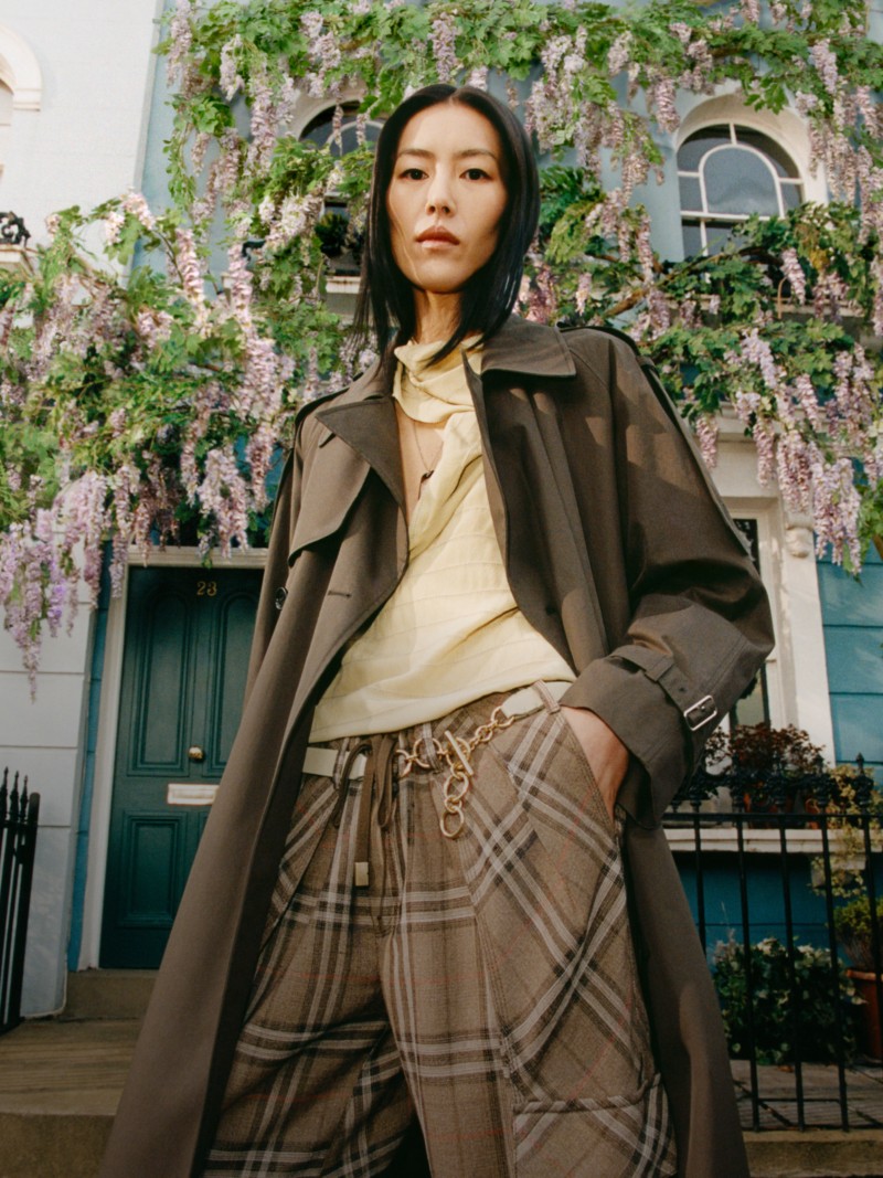 「It's Always Burberry Weather Phase 2」でバーバリーチェック トラウザーを着用している女性