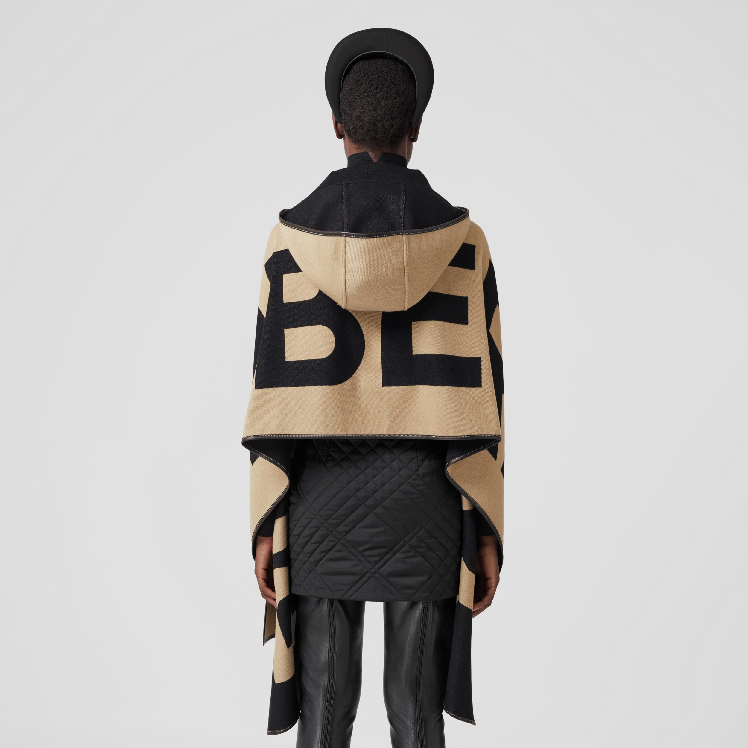 Capa com capuz de lã e algodão com logotipo em jacquard (Bege Clássico) | Burberry® oficial - 3