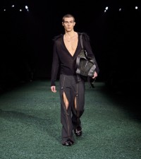 Model mit großer Tasche „Tent“ aus einer Baumwollmischung im Burberry Check-Karomuster in der Farbe Shadow