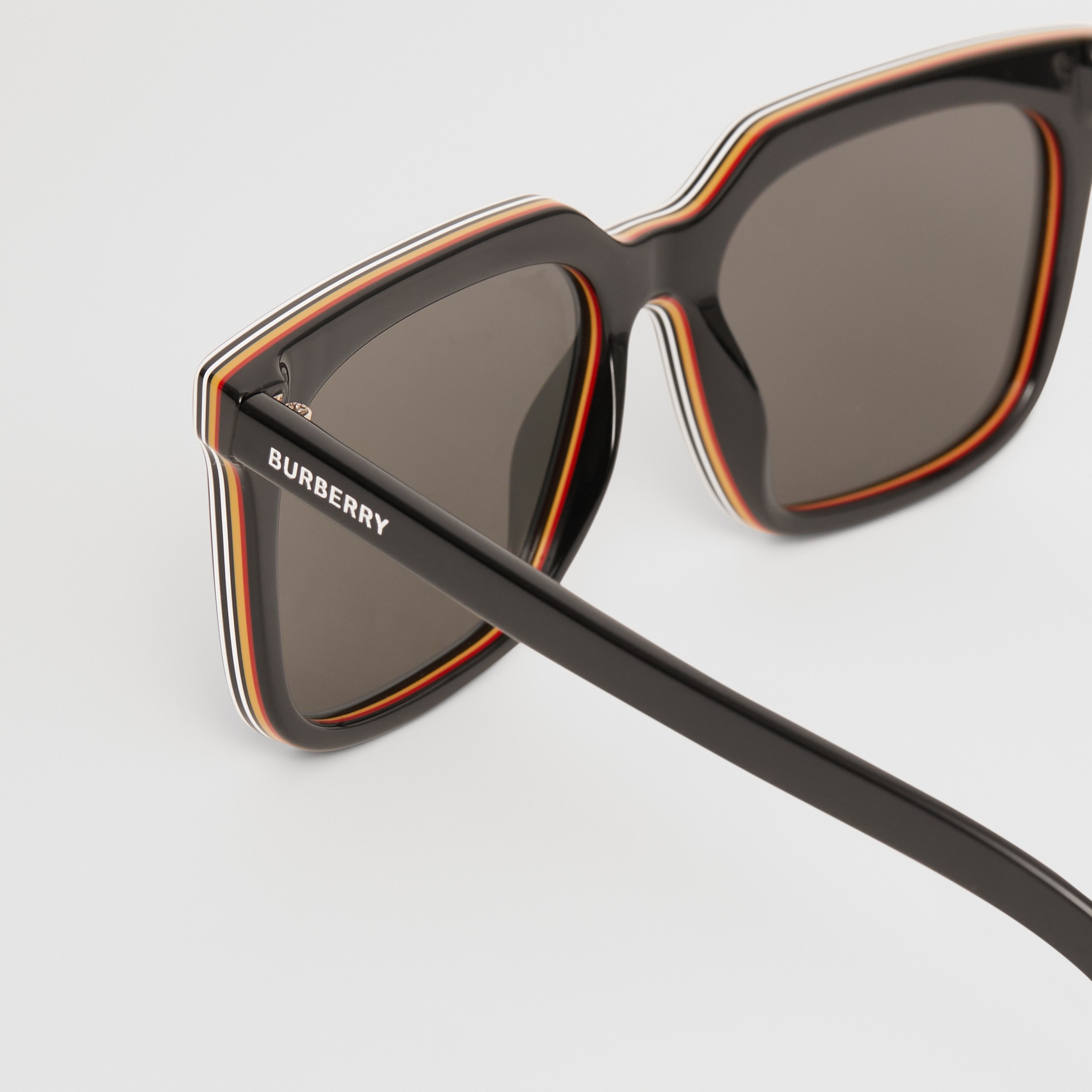 Óculos de sol com armação quadrada e detalhe de listras (Preto) - Homens | Burberry® oficial - 2