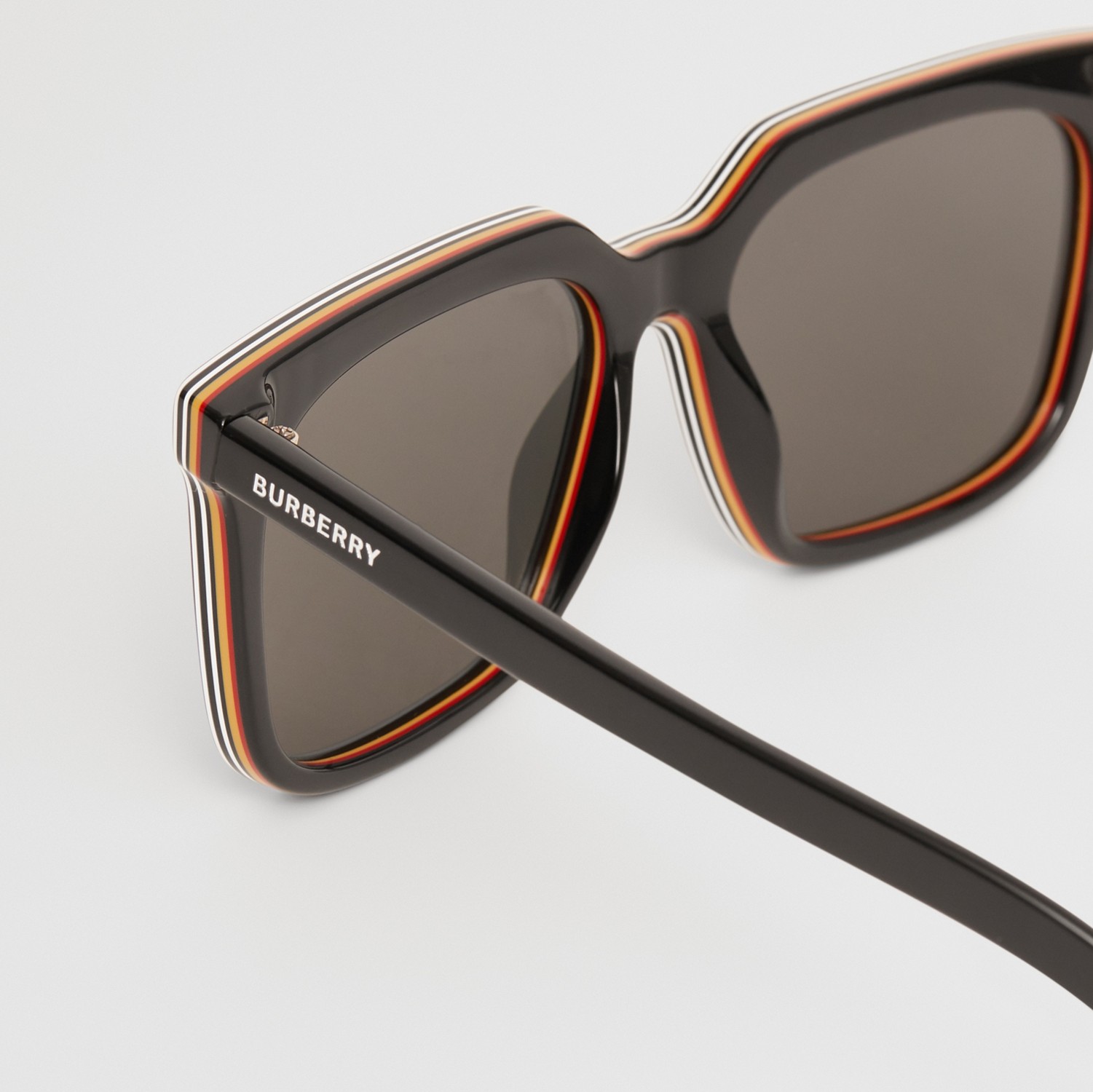 Óculos de sol com armação quadrada e detalhe de listras (Preto) - Homens | Burberry® oficial