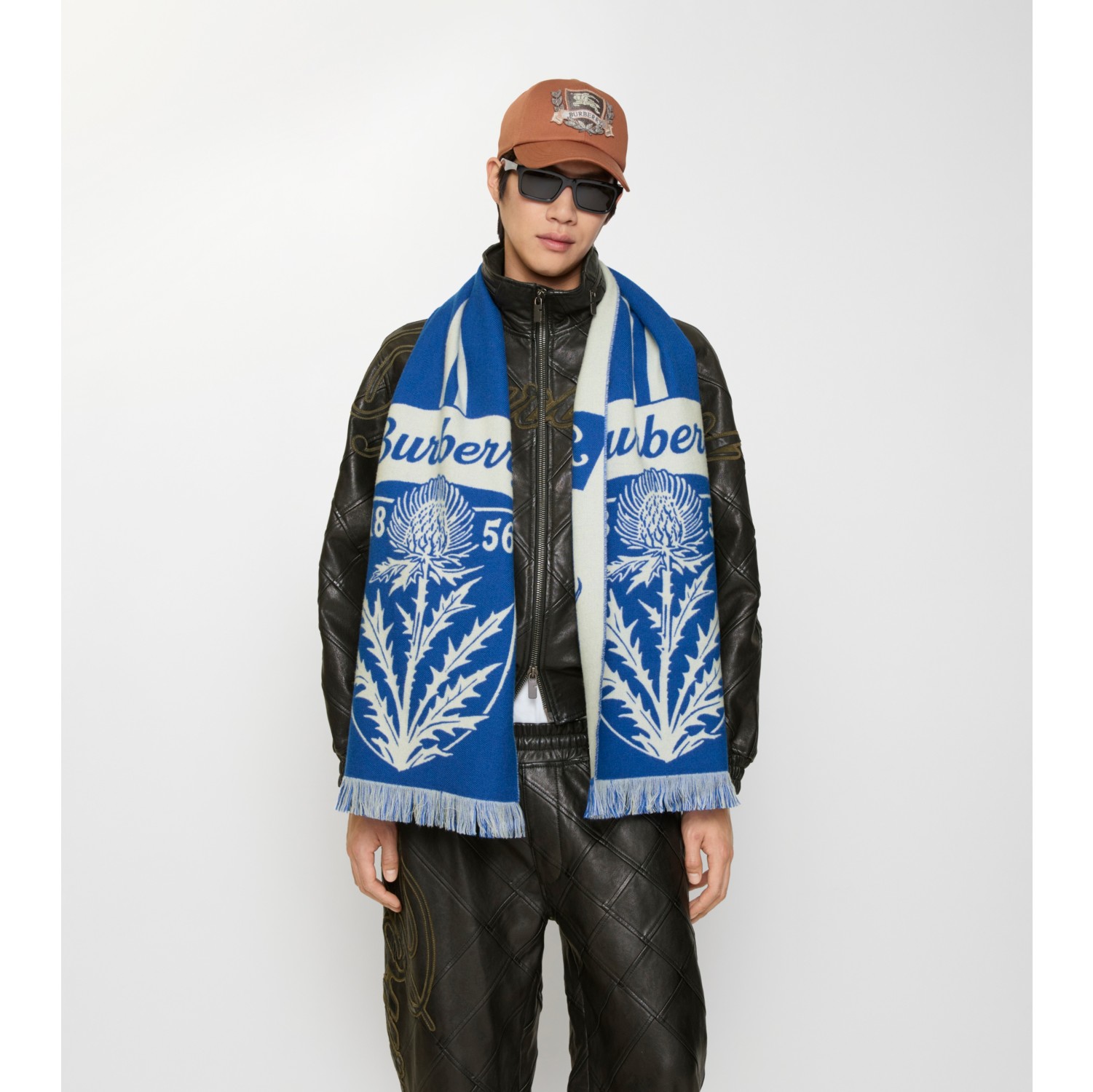 Wollschal mit Distelwappen