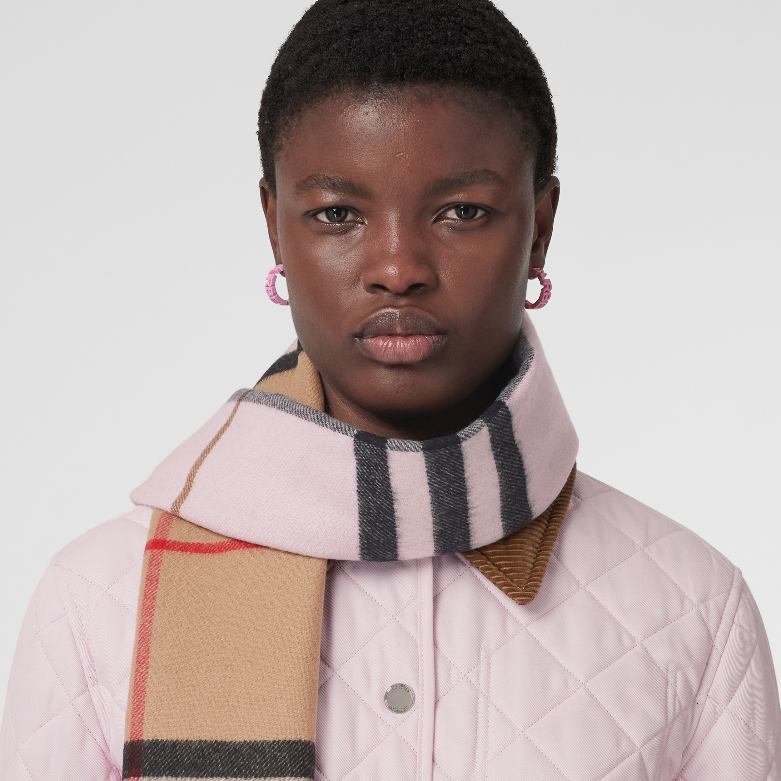 Contrast Check Cashmere Scarf in Archive Beige/candy Pink | Burberry® Official - 3