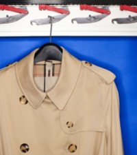 Trench coat Burberry colgado en una percha