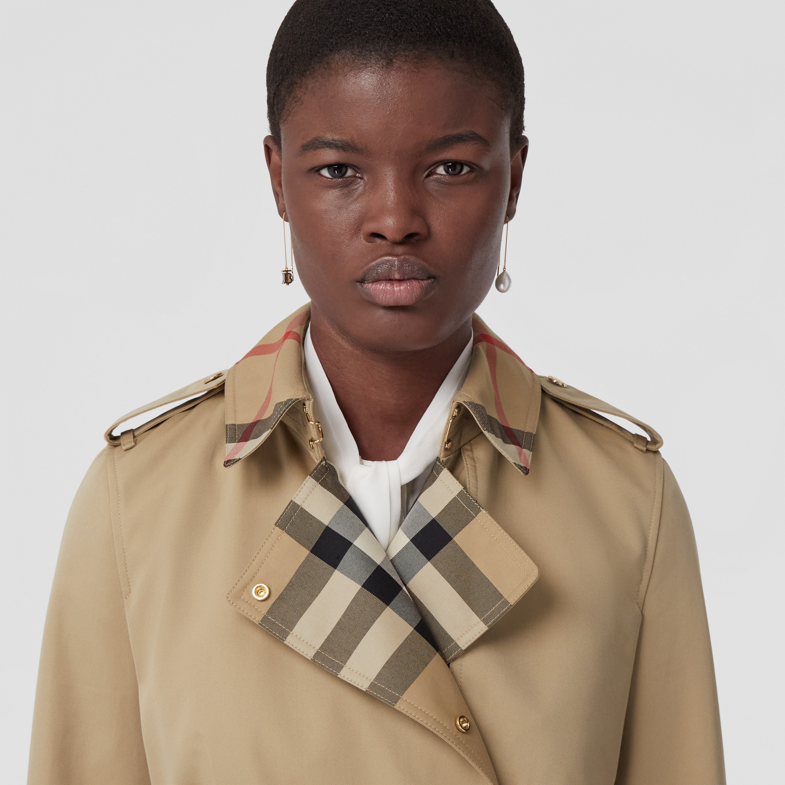 Trench coat de gabardine de algodão com recorte xadrez (Mel) - Mulheres | Burberry® oficial - 2