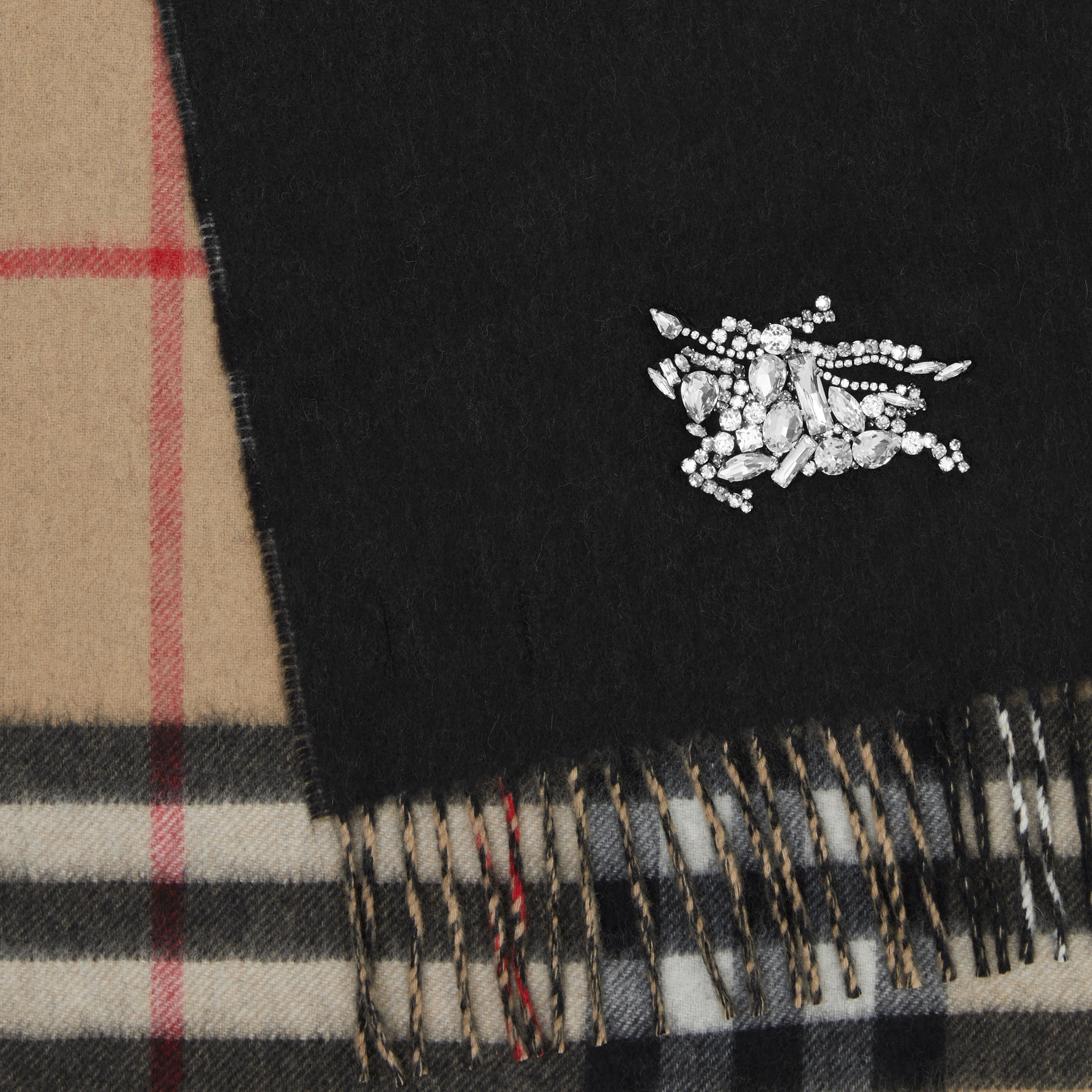 双面两用格纹拼人造水晶装饰马术骑士羊绒围巾 (黑色 / 典藏米色) | Burberry® 博柏利官网 - 2