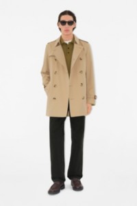 Modelo usando um trench coat Heritage Kensington curto