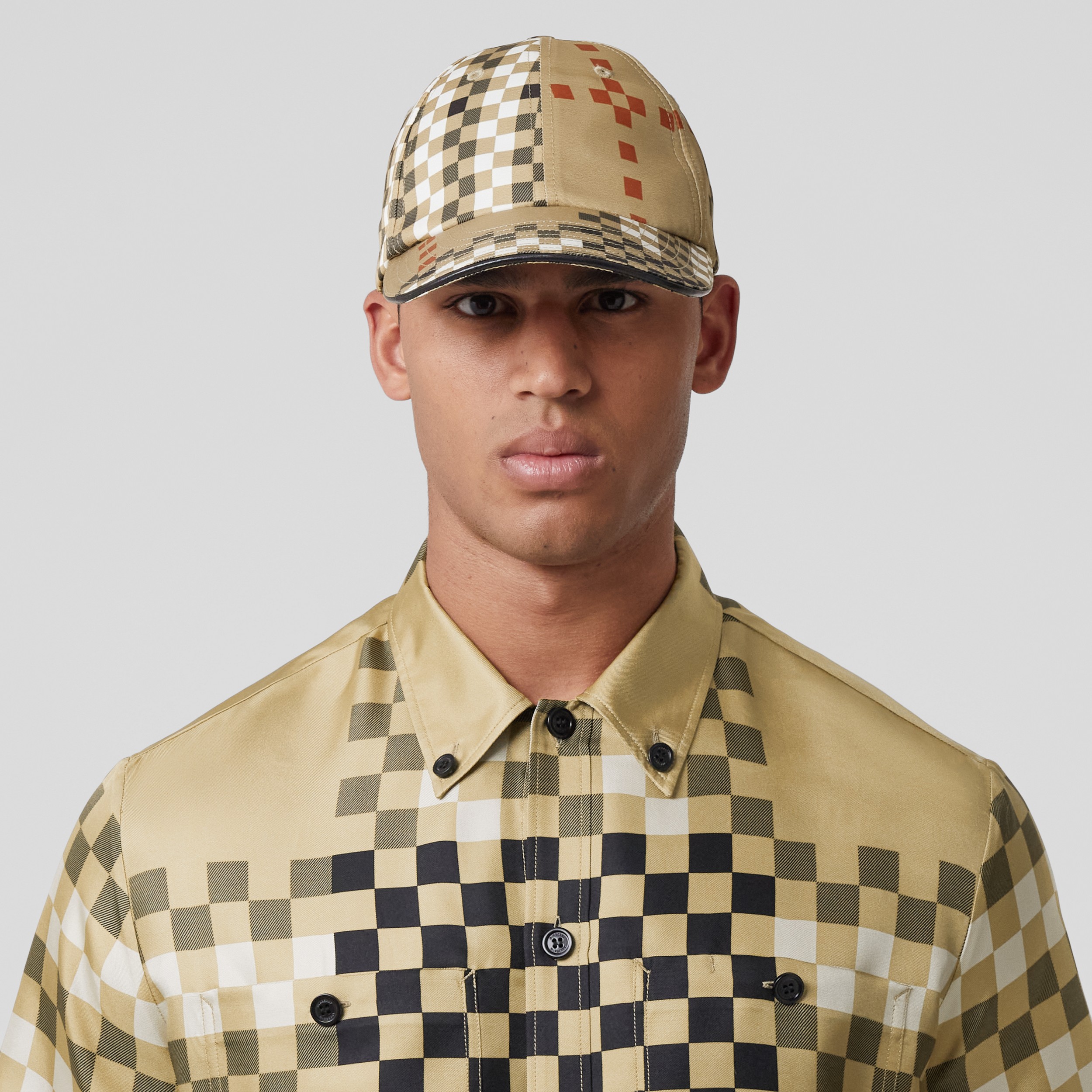 Camisa de seda com xadrez pixelado e mangas curtas (Bege Clássico) - Homens | Burberry® oficial - 2