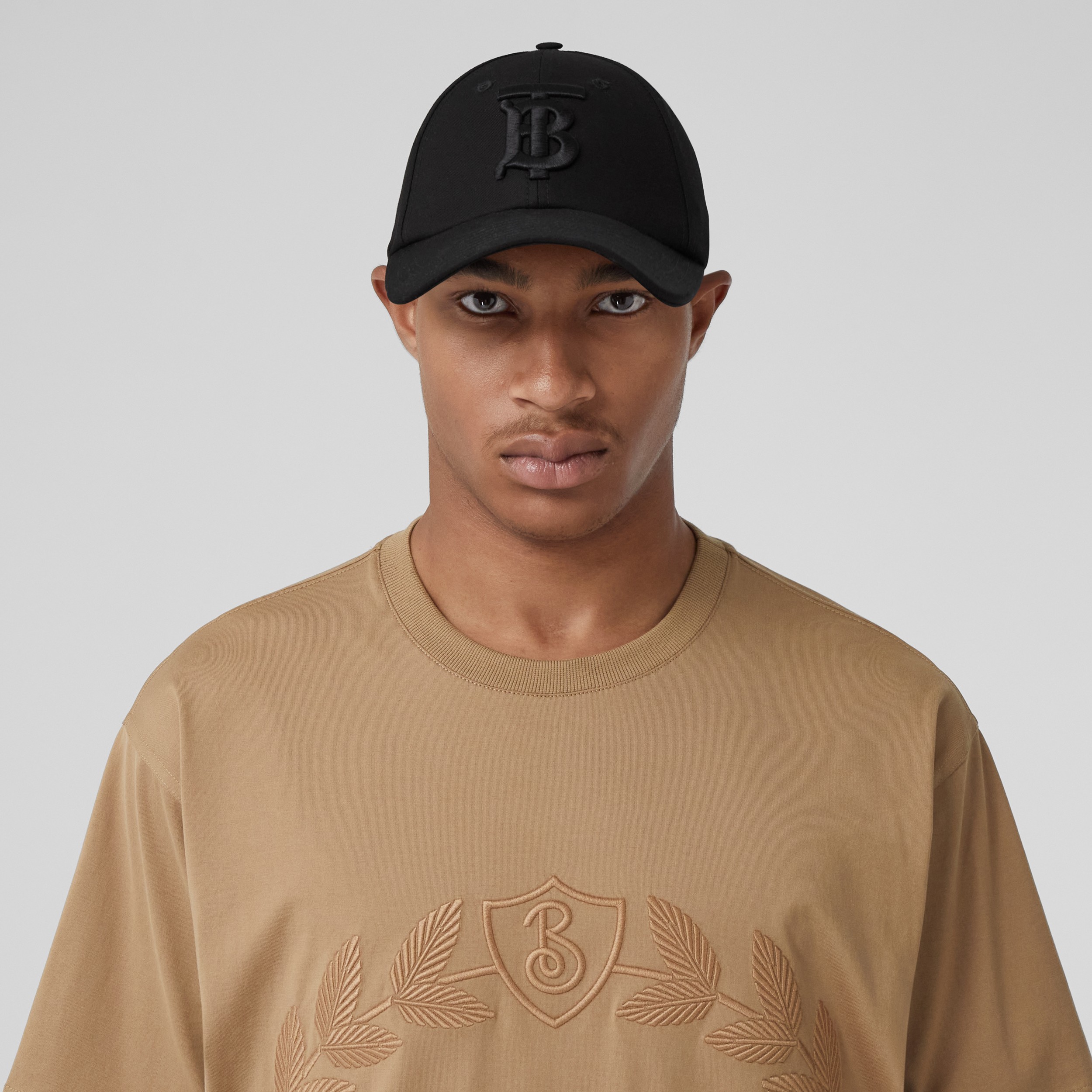 T-shirt en coton à écusson feuille de chêne (Camel) - Homme | Site officiel Burberry® - 2