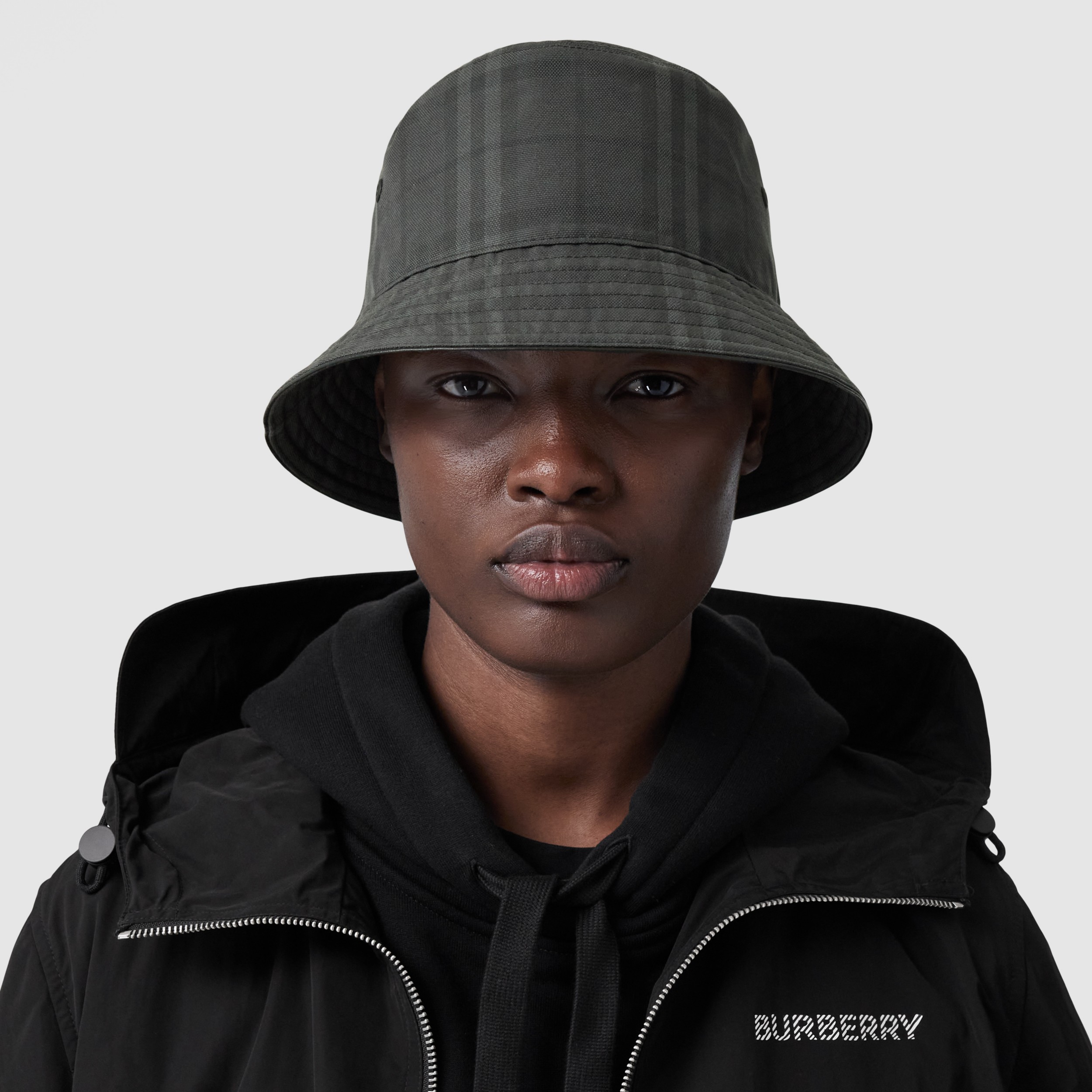 Vintage Check Cotton Bucket Hat in Charcoal | Burberry® Official