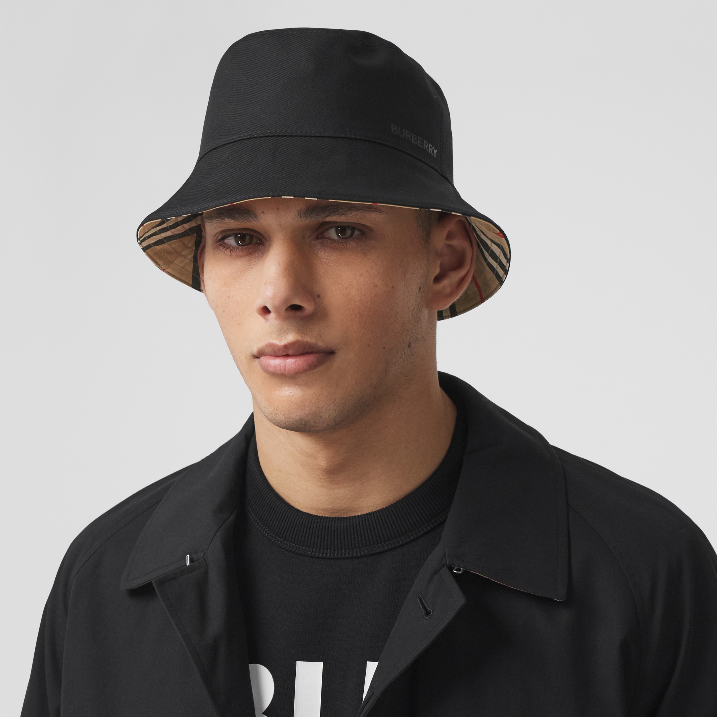 Chapéu Bucket dupla face de algodão com listras icônicas (Bege Clássico/preto) | Burberry® oficial - 3