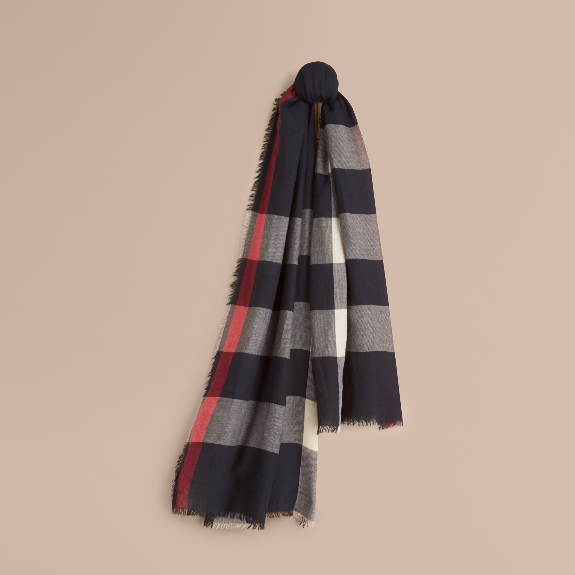 The Lightweight Cashmere Scarf in Check in Navy Burberry Hong Kong