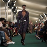 Model in Hemd sowie Tunnelzug-Shorts mit Jacquard-gewebten Kirschen