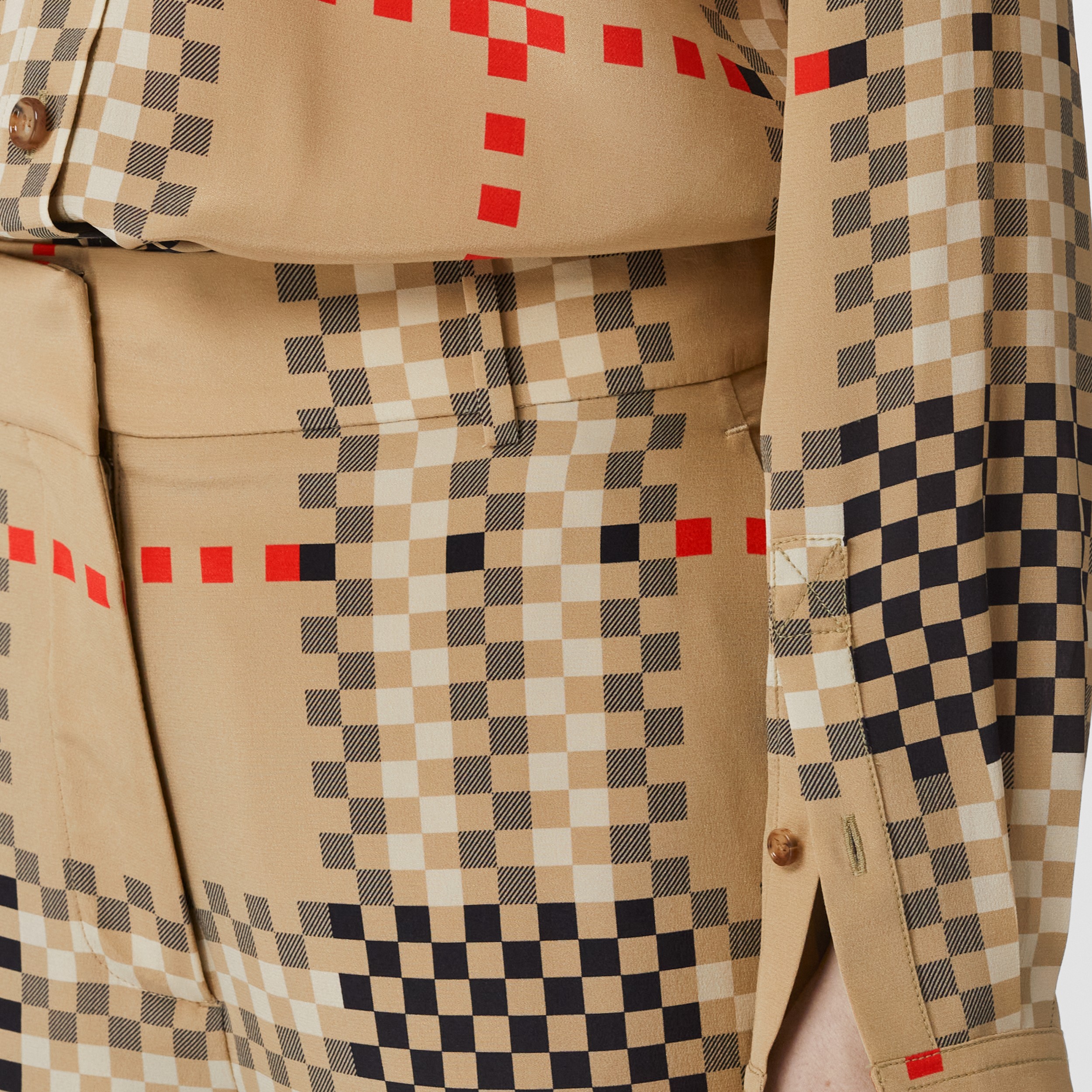Pantalon ample en crêpe de soie de Chine avec Check pixelisé (Beige D'archive) - Femme | Site officiel Burberry® - 2