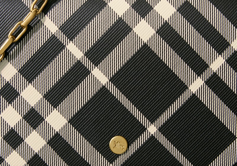 Cartera Check negra con asa de cadena