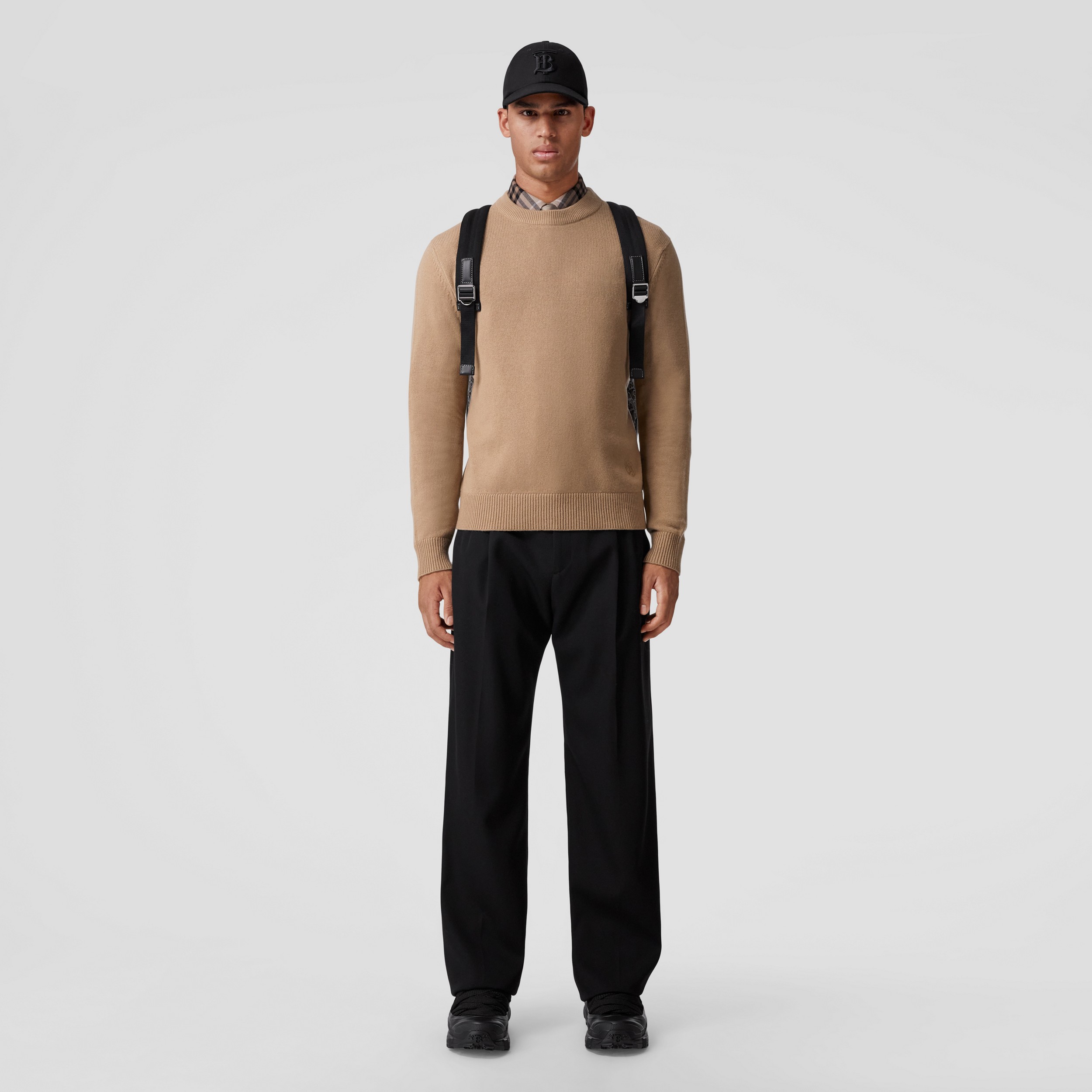 Suéter de cashmere com monograma (Camel) - Homens | Burberry® oficial - 1