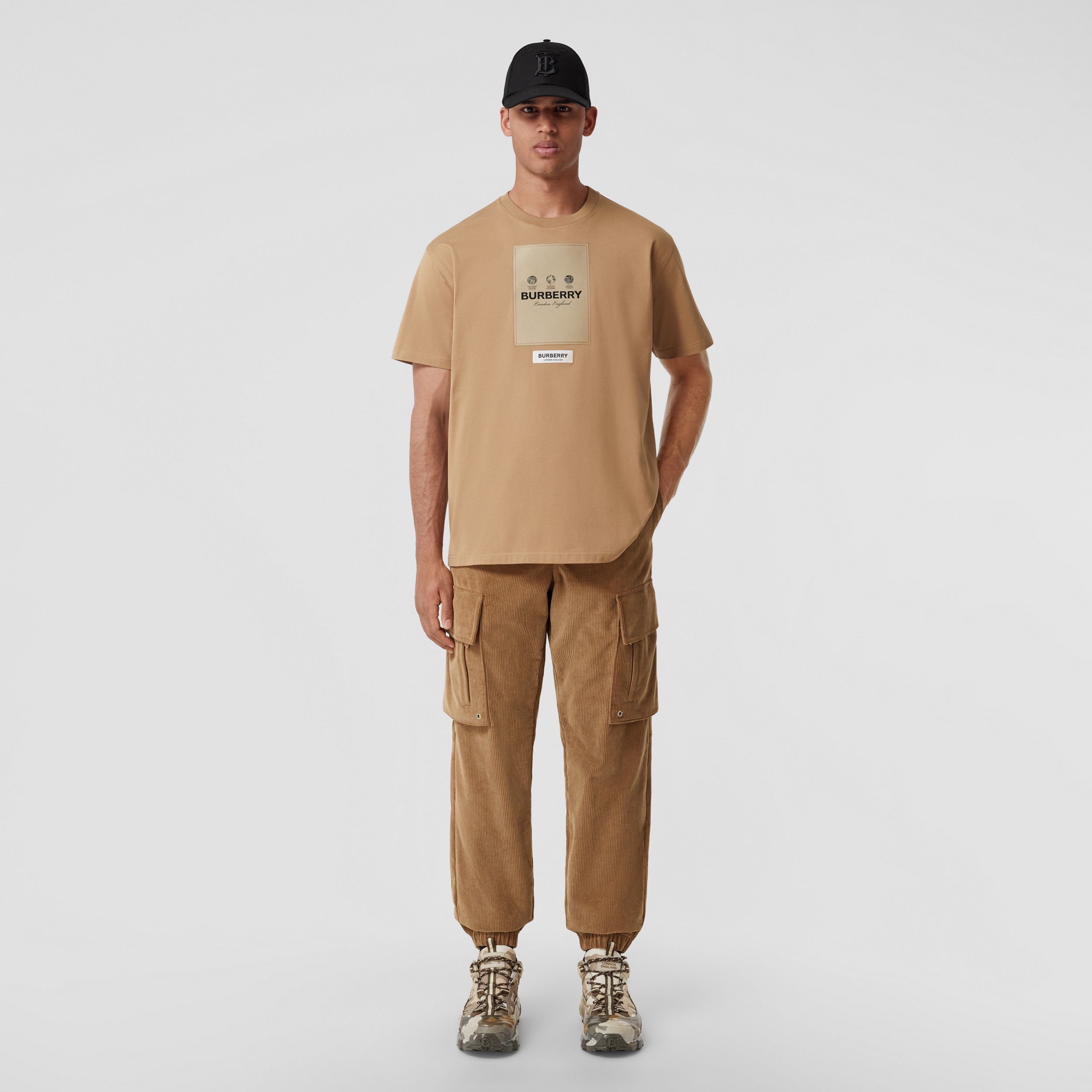 ラベルアップリケ コットン オーバーサイズTシャツ (キャメル) - メンズ | Burberry®公式サイト - 1
