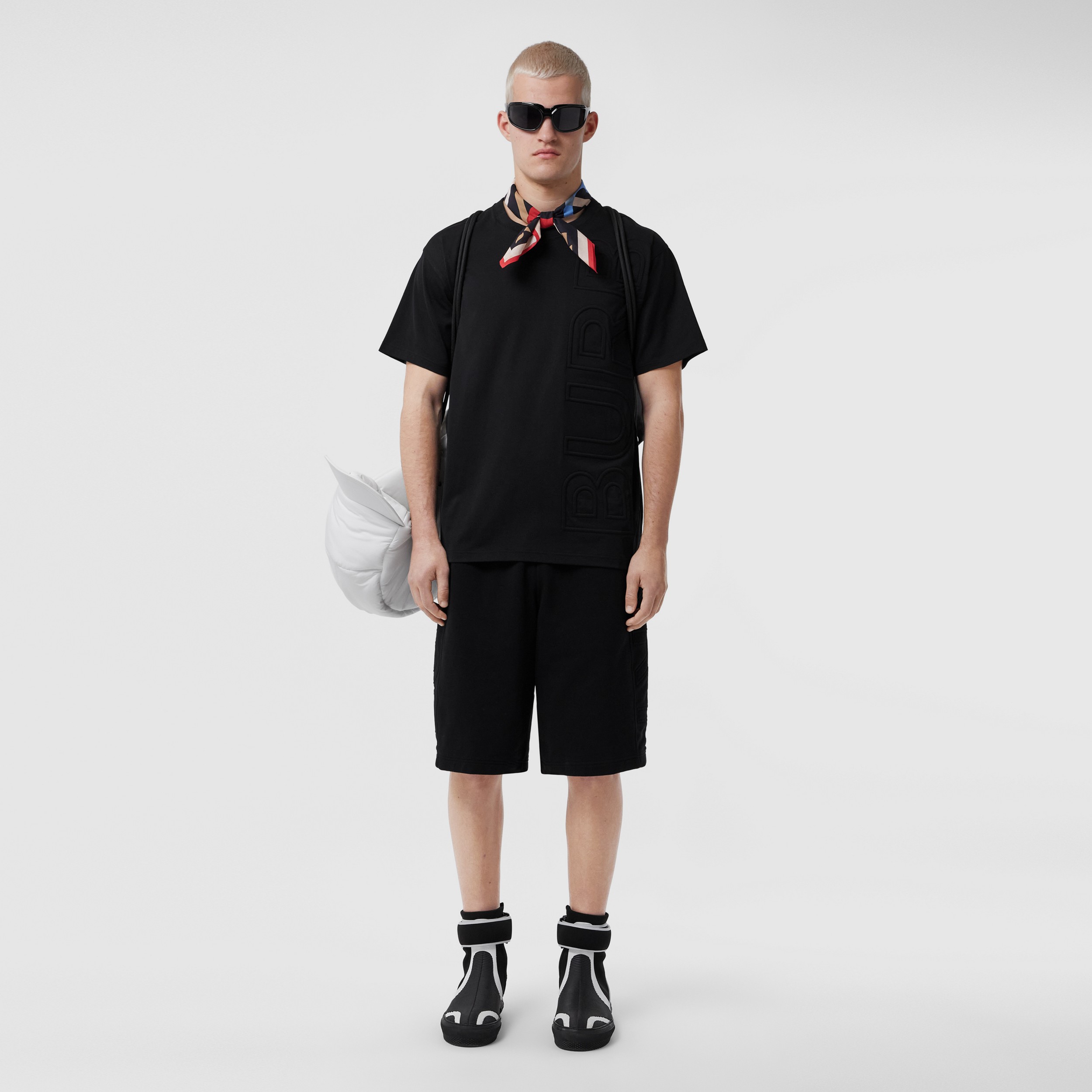 エンボスロゴ コットン オーバーサイズTシャツ (ブラック) - メンズ | Burberry®公式サイト エンボスロゴ コットン オーバーサイズTシャツ (ブラック) - メンズ | Burberry®公式サイト