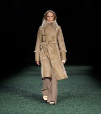 Modelo usando casaco de shearling na cor Field 