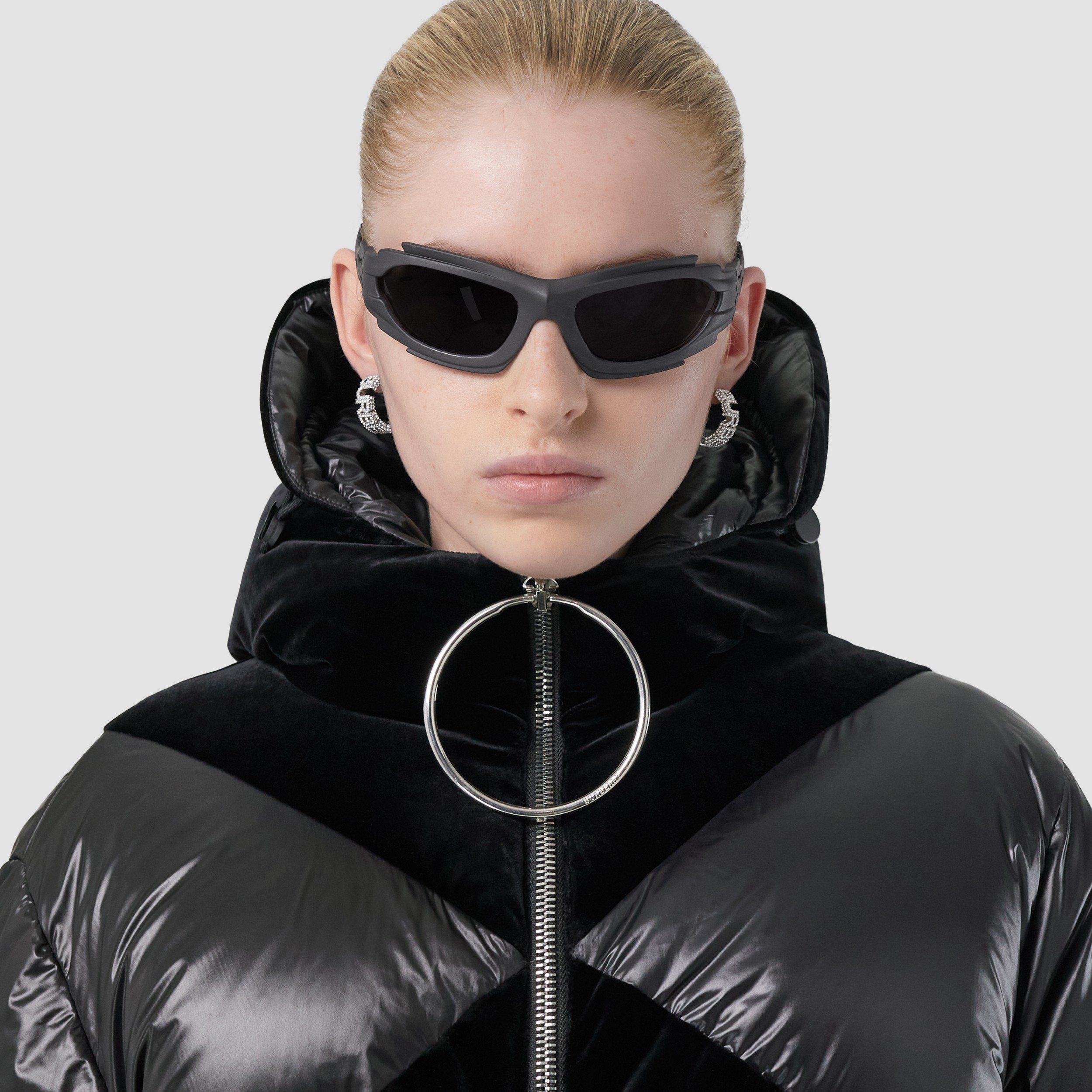 Capucha con relleno de plumón, rayas en zigzag y capucha (Negro) - Mujer | Burberry® oficial - 2