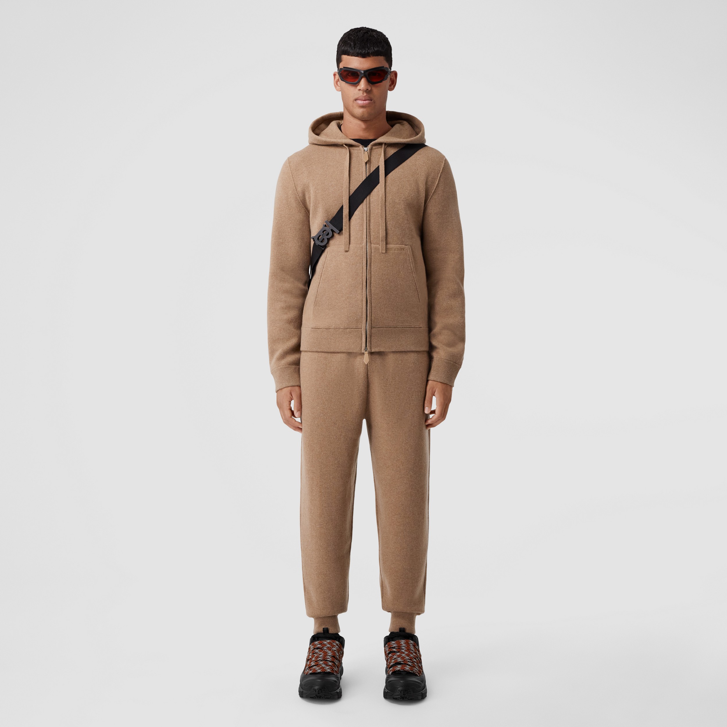 Suéter oversize com capuz e zíper de cashmere com detalhe de logotipo (Camel) - Homens | Burberry® oficial - 1