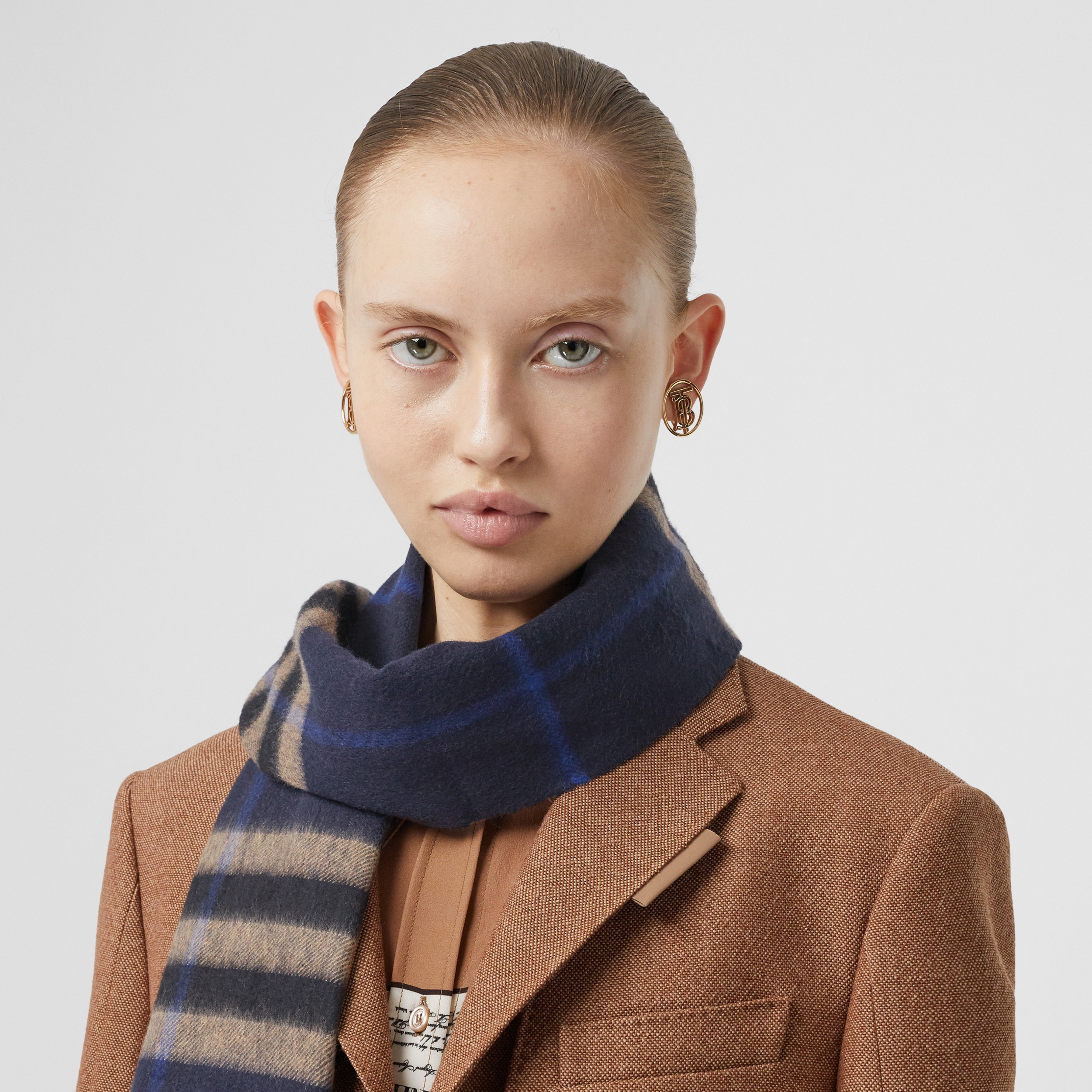 The Burberry Check Cashmere Scarf in Indigo/mid Camel | Burberry® Official - 3