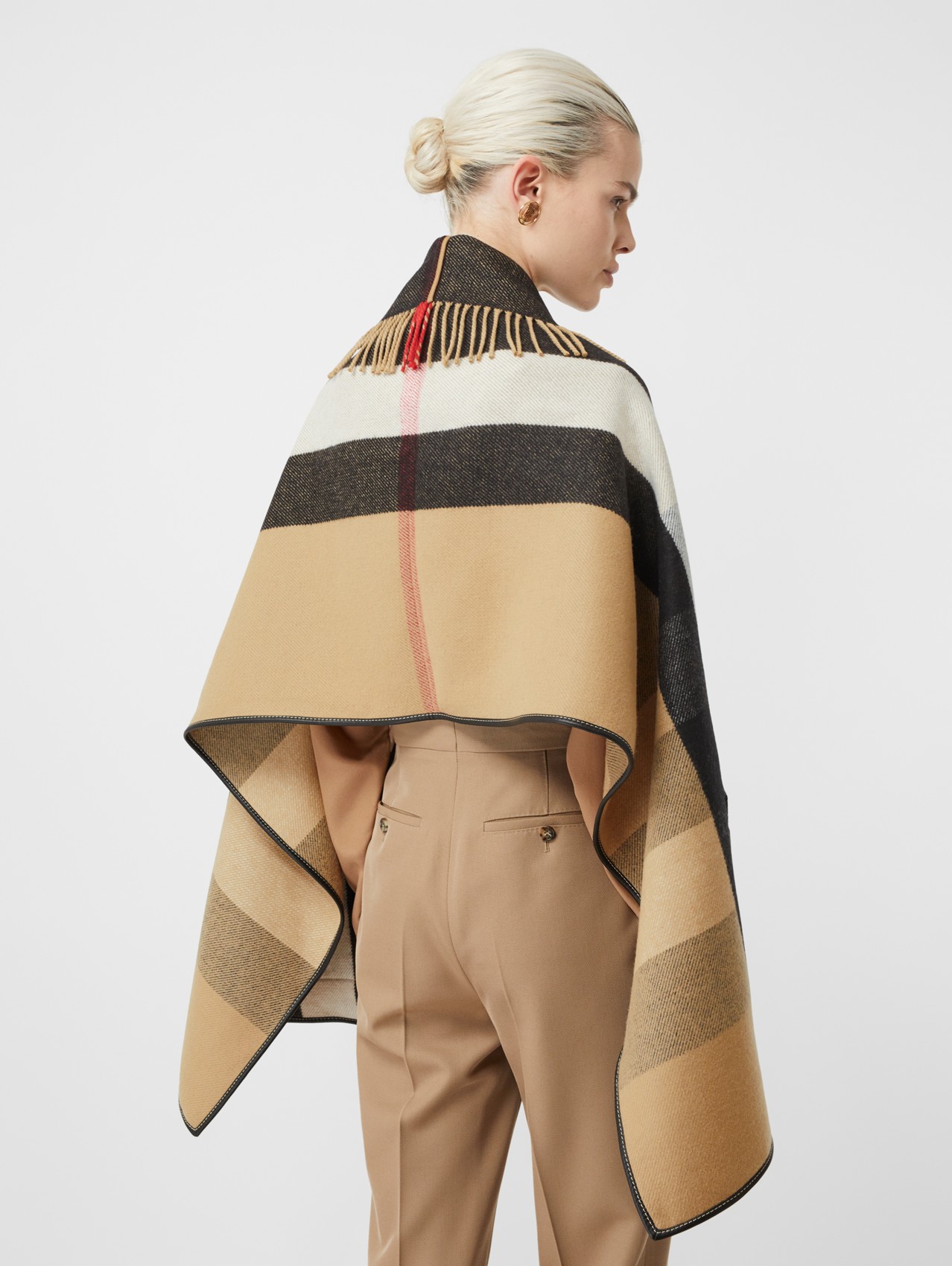 Cape en cachemire et laine à motif Giant check Cachemire Burberry en coloris Neutre Femme Vêtements Manteaux Capes 