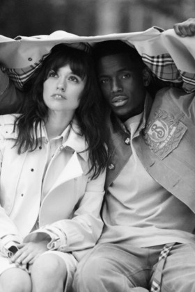 Imagem em preto e branco com Aimee Lou Wood para a segunda fase da campanha "It's Always Burberry Weather"