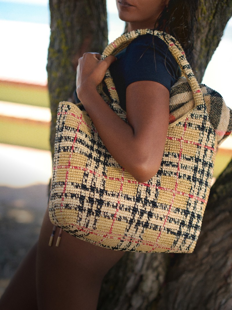 Tote Margate Burberry piccola beige sabbia, parte della nuova famiglia di borse in rafia