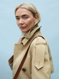 Model in einem Burberry-Trenchcoat