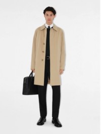 Modelo con trench coat Camden de longitud media