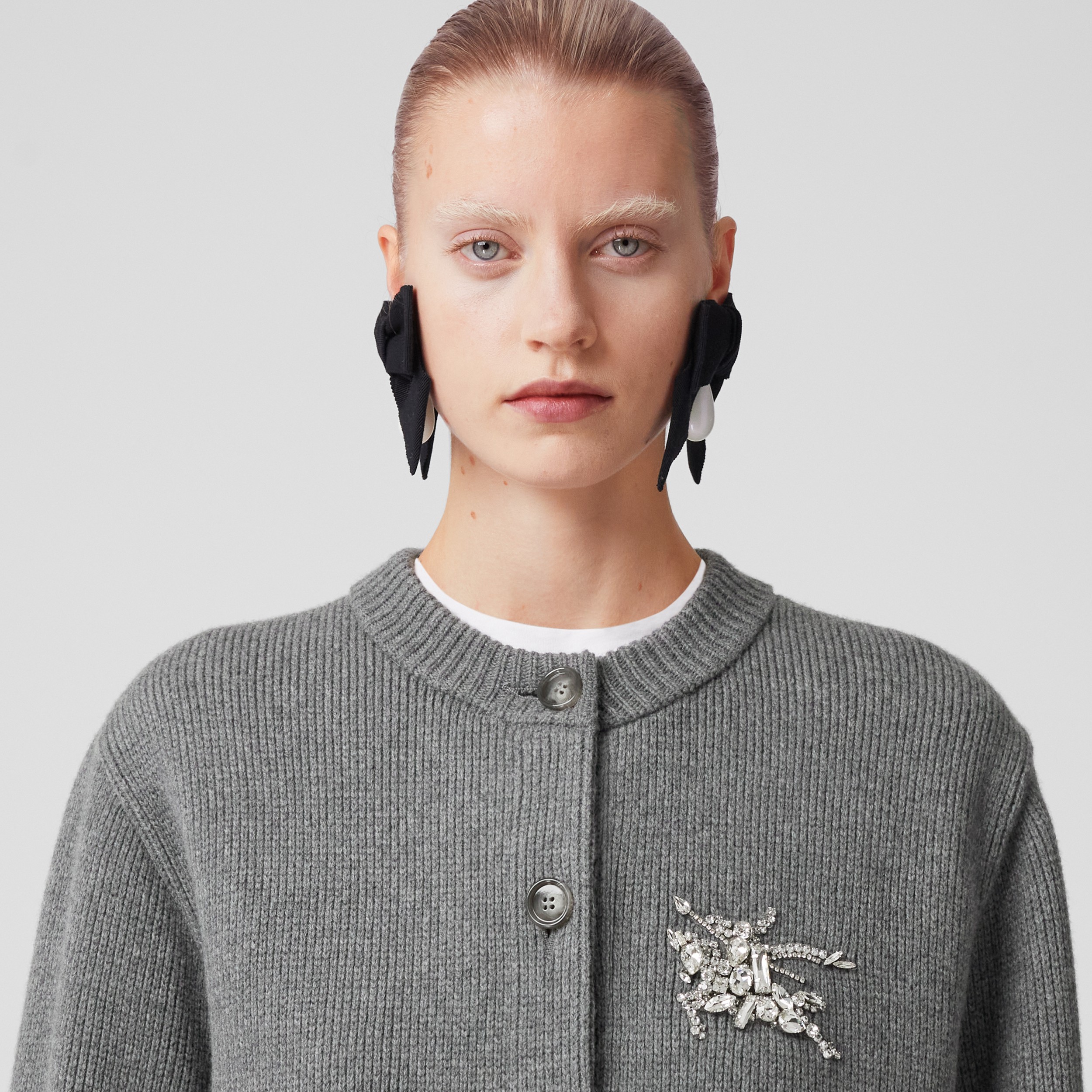 Cardigan en laine et cachemire avec emblème du Cavalier en cristaux (Camaïeu De Gris Moyens) - Femme | Site officiel Burberry® - 2