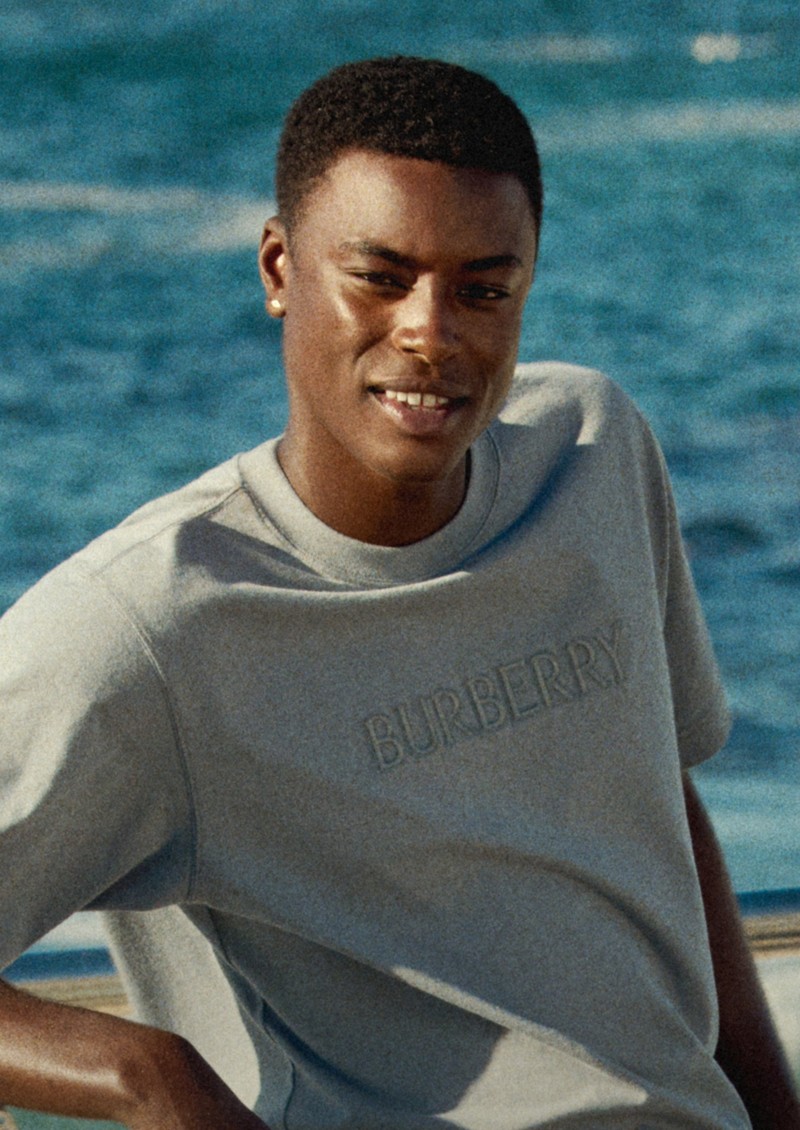 ロゴ コットンTシャツ（フォーキャストグレー）を着たモデルの写真