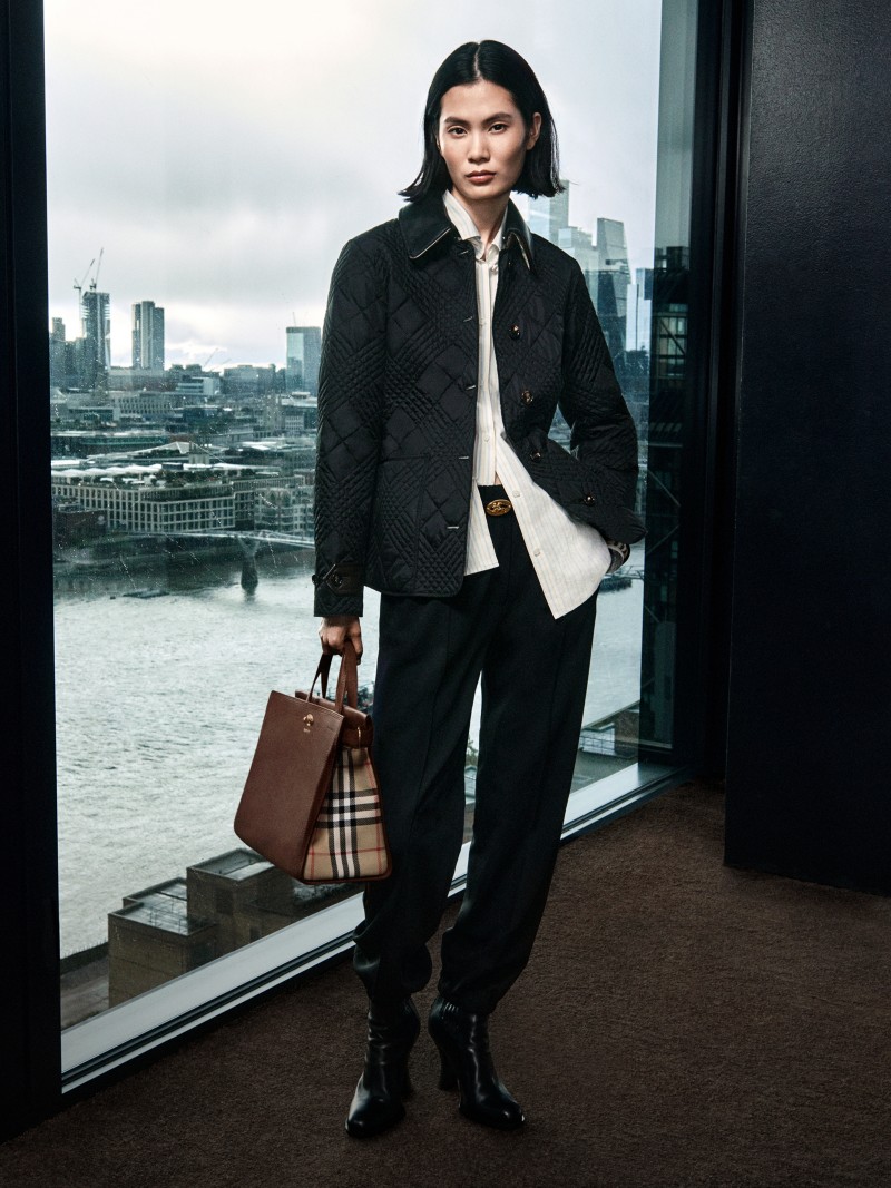 【極美品/L】バーバリーブリット チェスターコート Aライン メガノバ 紺色 新着ウィメンズ | Burberry® 公式サイト