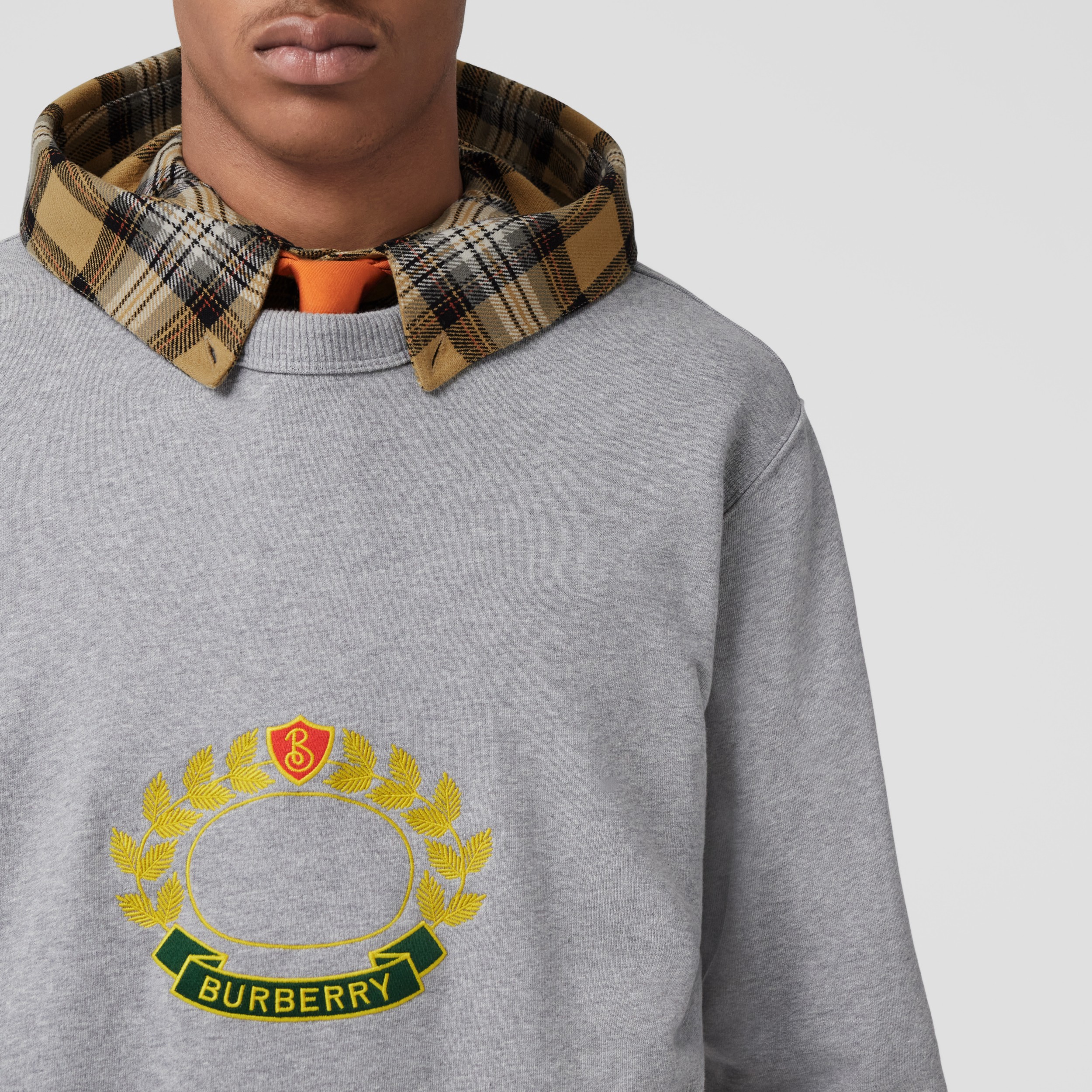 Burberry Gray sweater. Size XL. www.recon.co.id