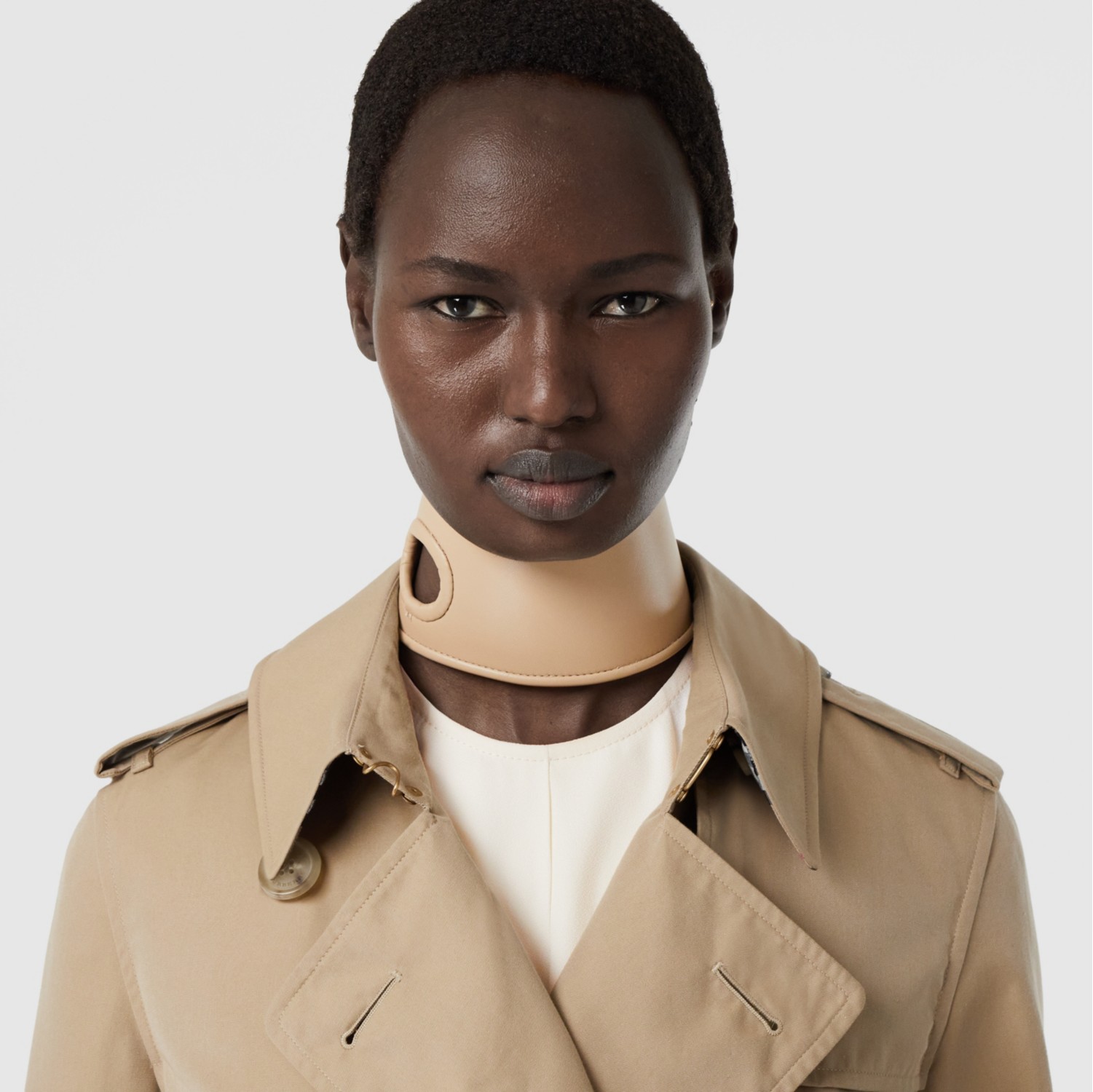 The Mid-length Kensington Heritage Trench Coat in Honey - Women, Cotton  Gabardine