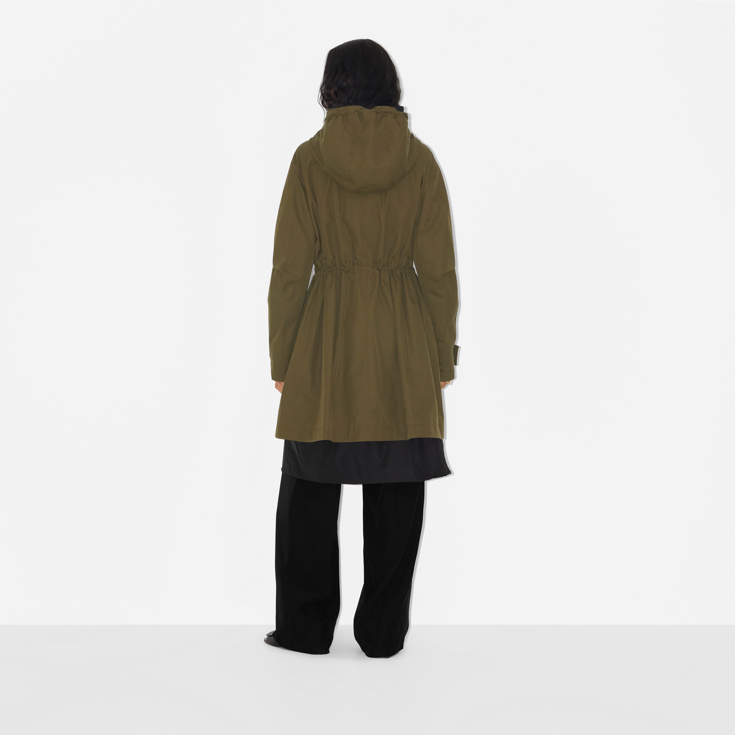Parka en algodón de gabardina tropical con capucha (Caqui Militar Oscuro) - Mujer | Burberry® oficial - 4