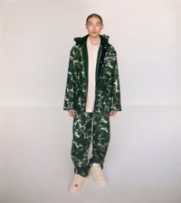 Modelo usando uma jaqueta militar de algodão com estampa Rose, camisa e saia em jacquard em Ivy, com um tênis Bubble de borracha em argila.