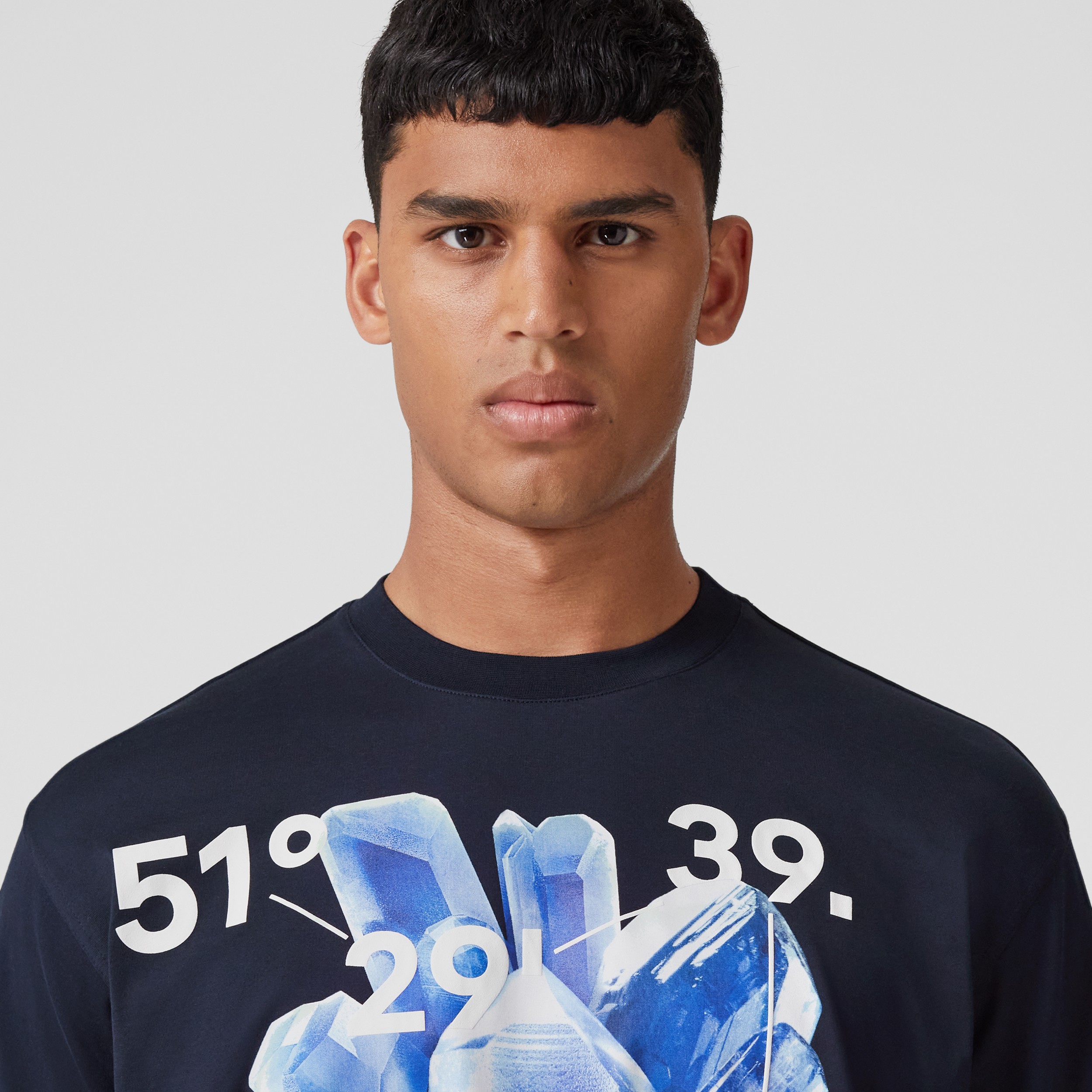 Camiseta em algodão com estampa de coordenadas geográficas e cristais (Azul Grafite Escuro) - Homens | Burberry® oficial - 2