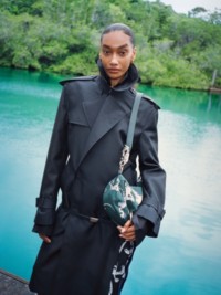 Mannequin portant un long trench-coat en soie mélangée pour la collection Été 2024