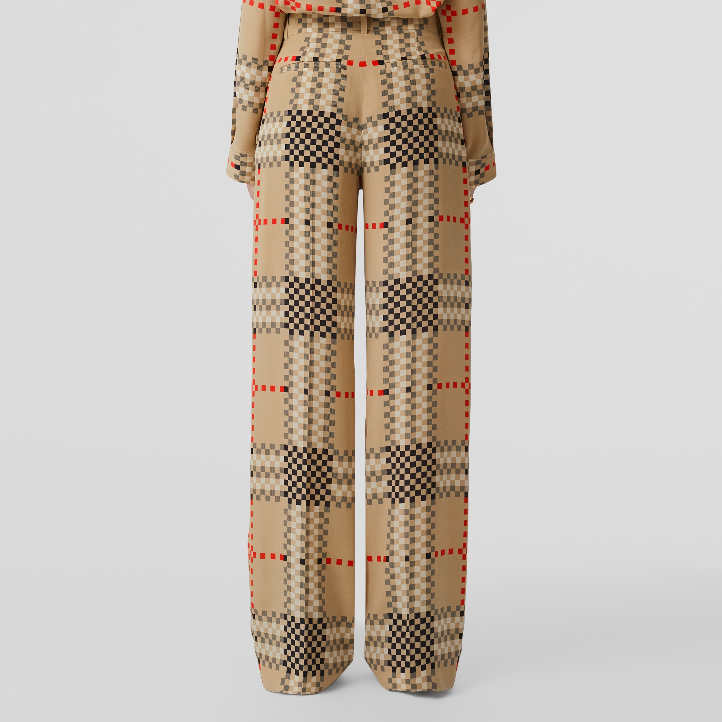 Calças estilo pantalona de crepe de chine de seda em xadrez pixelado (Bege Clássico) - Mulheres | Burberry® oficial - 3