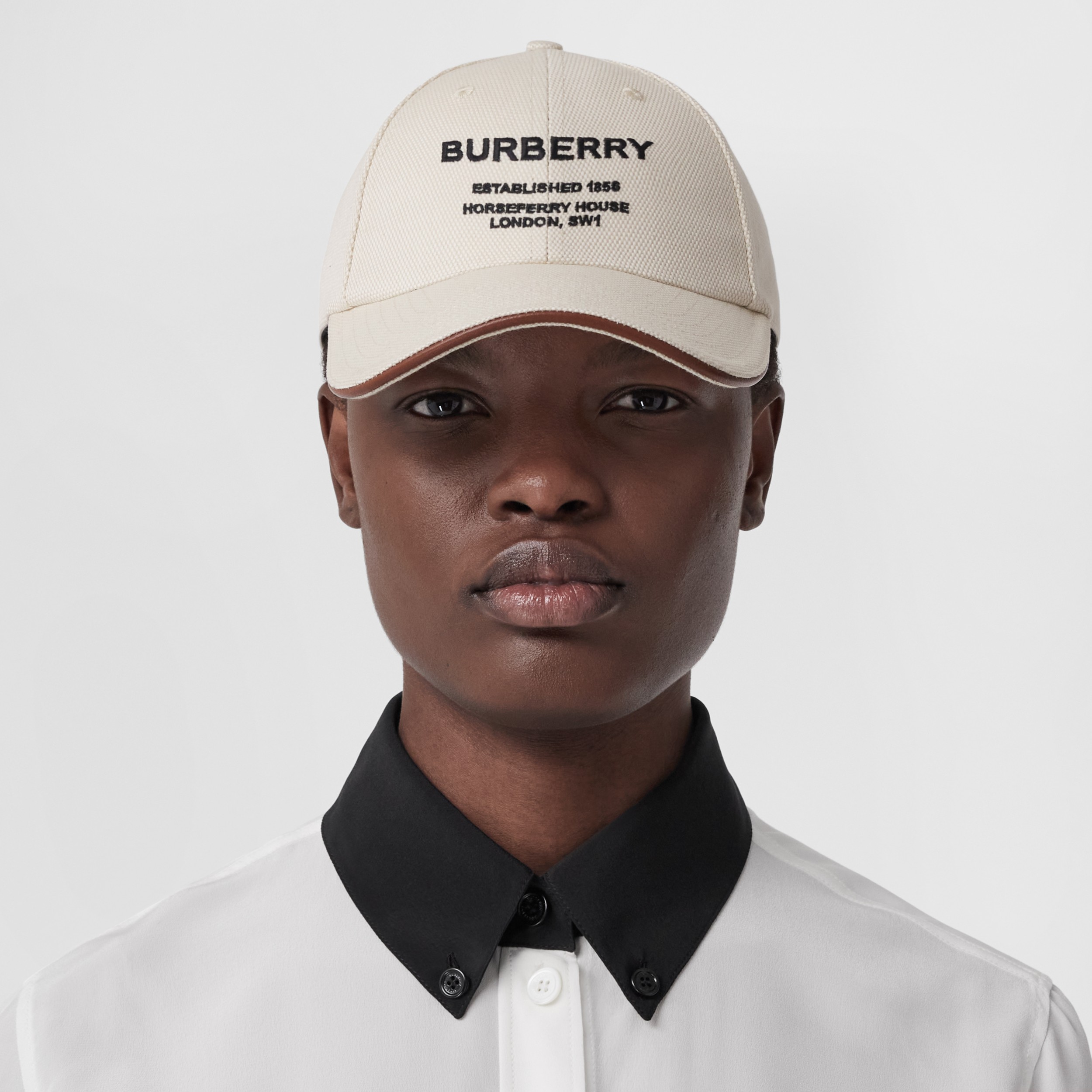 ホースフェリーモチーフ コットンキャンバス ベースボールキャップ ナチュラル Burberry 公式サイト