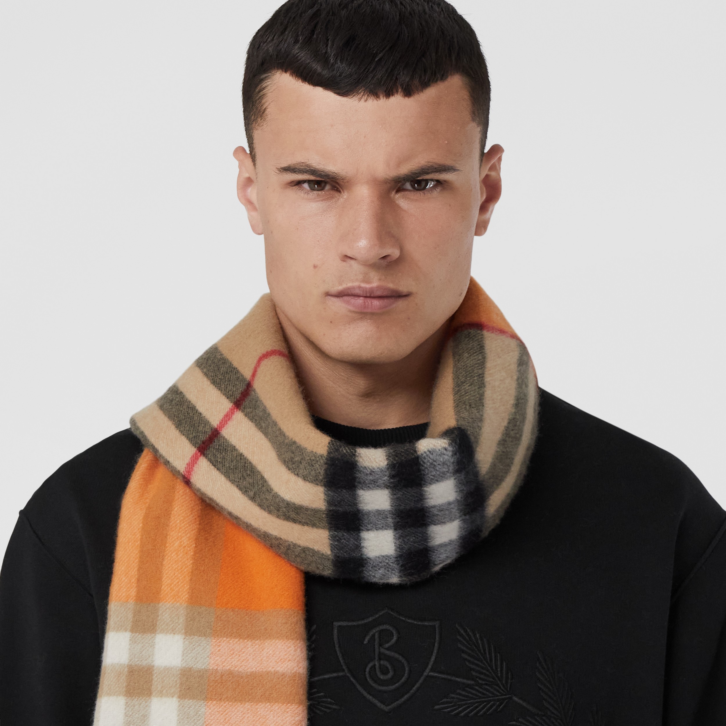 Contrast Exaggerated Check Cashmere Scarf in Archive Beige/orange | Burberry® Official - 4