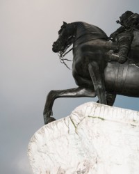 Aufnahme einer Statue eines Mannes auf einem Pferd