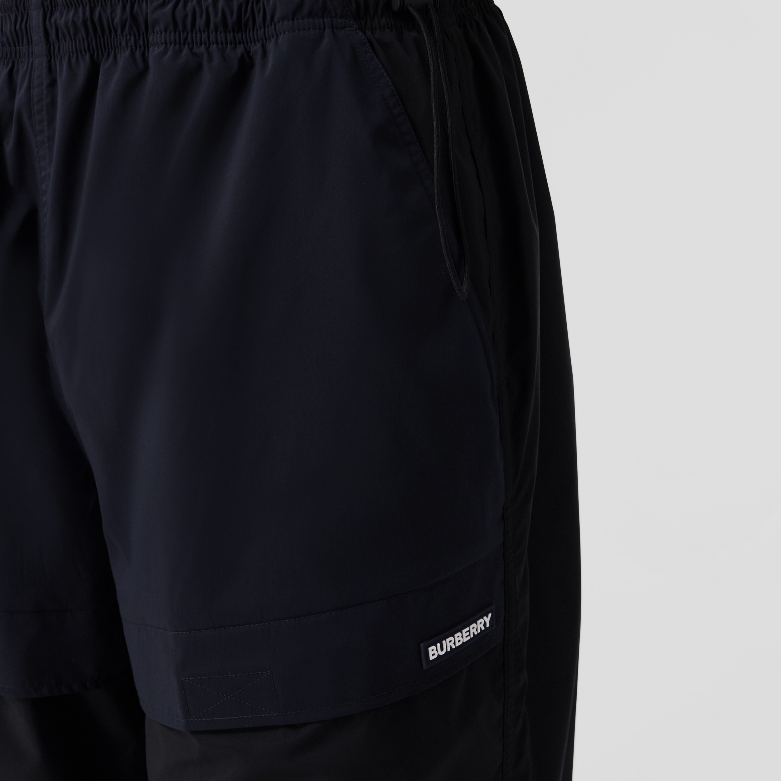 Pantalones cargo con detalle del logotipo (Negro) - Hombre | Burberry® oficial - 2