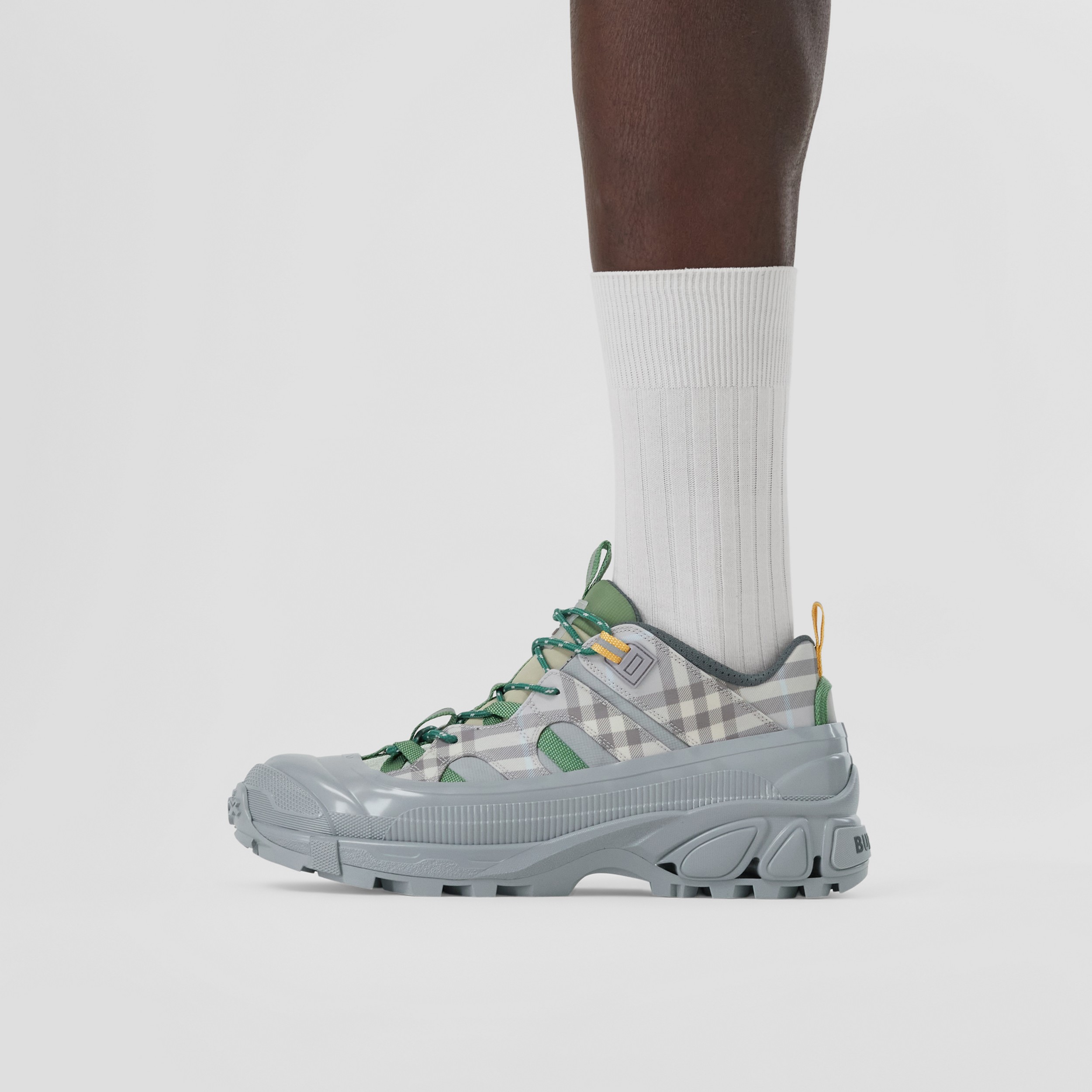 Sneakers Arthur en nylon check (Gris Clair) - Homme | Site officiel Burberry® - 3